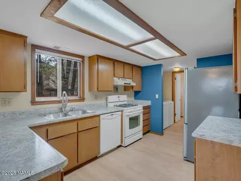Kitchen - 2437 Eva Loop, Flagstaff, AZ 86004 photo 2 of 3