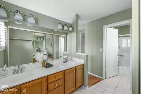 Bath - 4490 E Spring Meadows Cir, Flagstaff, AZ 86004 photo 2 of 3