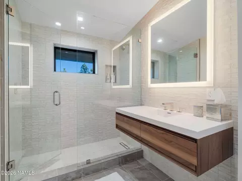 Bath - 2733 E Byrds View Dr, Flagstaff, AZ 86005 photo 7 of 8