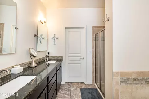 Bath - 24 E Tranquil Ln, Flagstaff, AZ 86005 photo 2 of 3