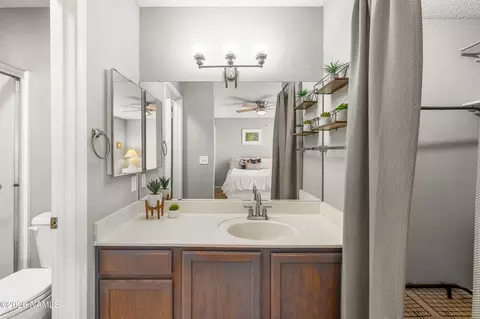 Bath - 4150 E Spring Meadows Cir, Flagstaff, AZ 86004 photo 2 of 4