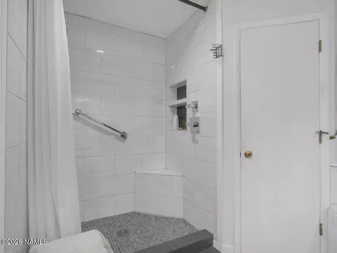 Bath - 1005 W Park Way, Williams, AZ 86046 photo 3 of 4