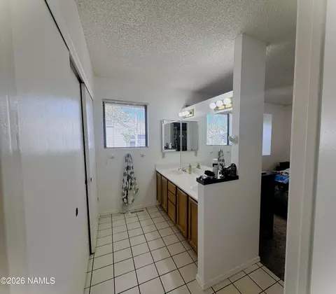 Bath - 4505 E Spring Meadows Cir, Flagstaff, AZ 86004 photo 2 of 4
