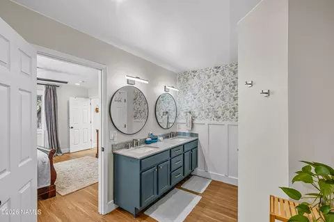 Bath - 38 E Mohawk Dr, Flagstaff, AZ 86005 photo 2 of 3