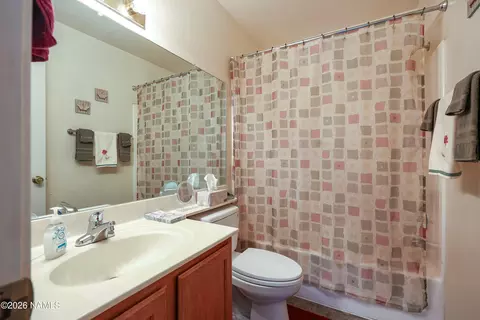Bath - 4275 E Spring Meadows Cir, Flagstaff, AZ 86004 photo 2 of 3