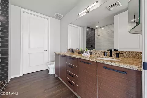 Bath - 1 E Lexington Ave #503, Phoenix, AZ 85013 photo 1 of 3