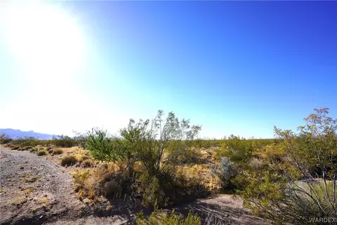 000 W Quartzite Dr, Golden Valley, AZ 86413