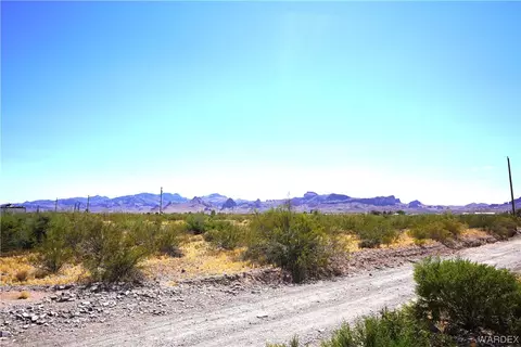 000 N Diabase Dr, Golden Valley, AZ 86413