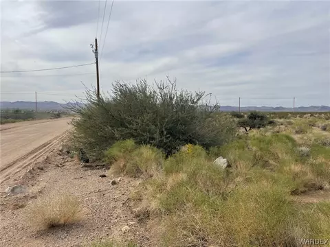 8 W Burro Dr, Golden Valley, AZ 86413