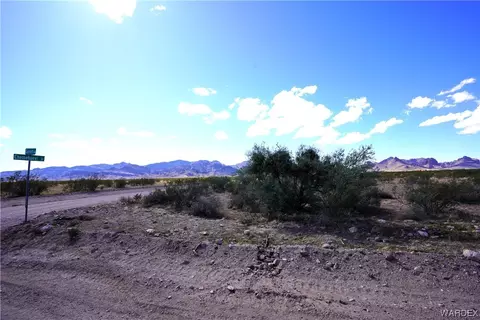 000 W Chemehuevi Dr, Golden Valley, AZ 86413