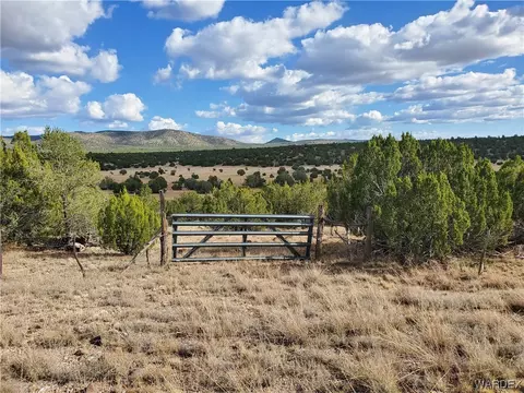 611 N Younger Trl, Seligman, AZ 86337