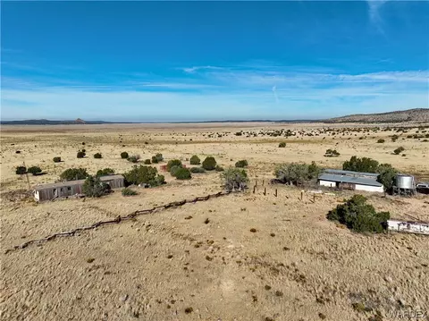 37100 W Double Back Dr, Seligman, AZ 86337
