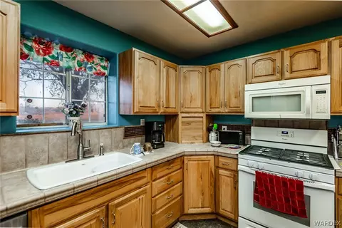 Kitchen - 10001 E Hwy 66, Hackberry, AZ 86411 photo 5 of 7