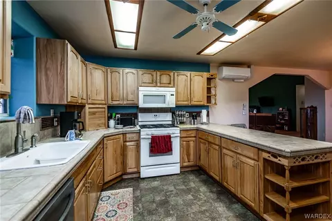 Kitchen - 10001 E Hwy 66, Hackberry, AZ 86411 photo 6 of 7