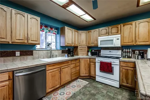 Kitchen - 10001 E Hwy 66, Hackberry, AZ 86411 photo 4 of 7
