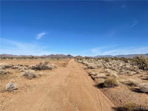 4 N Cove Rd # C, Golden Valley, AZ 86413