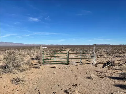 21688 S Lone Ranger Rd, Yucca, AZ 86438
