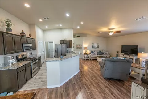 Kitchen - 3821 E Suffock Ave, Kingman, AZ 86409 photo 4 of 8