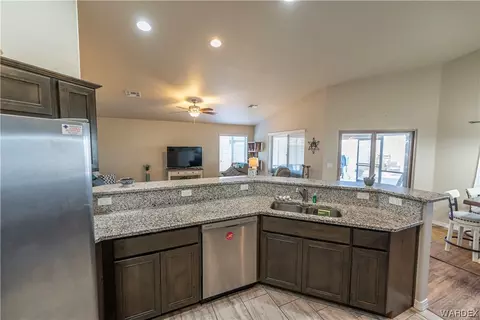Kitchen - 3821 E Suffock Ave, Kingman, AZ 86409 photo 3 of 8