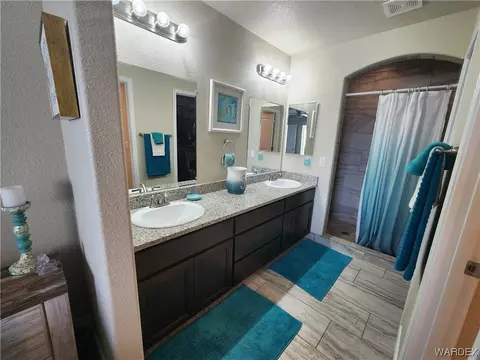 Bath - 3821 E Suffock Ave, Kingman, AZ 86409 photo 5 of 7