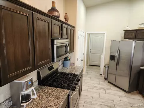 Kitchen - 3821 E Suffock Ave, Kingman, AZ 86409 photo 6 of 8