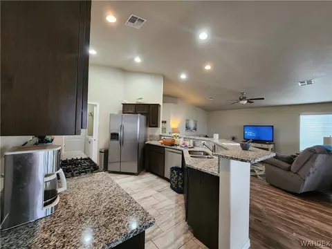 Kitchen - 3821 E Suffock Ave, Kingman, AZ 86409 photo 7 of 8