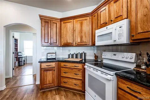 Kitchen - 9577 E Jc Ranch Rd, Kingman, AZ 86401 photo 3 of 4