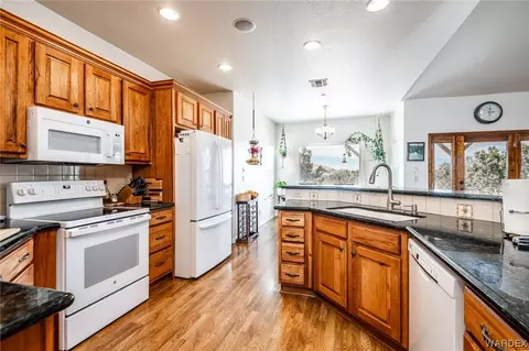 Kitchen - 9577 E Jc Ranch Rd, Kingman, AZ 86401 photo 4 of 4