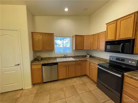 Kitchen - 3910 E Snavely Ln, Kingman, AZ 86409 photo 2 of 4