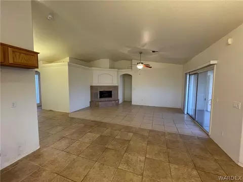 Living - 3910 E Snavely Ln, Kingman, AZ 86409 photo 3 of 4