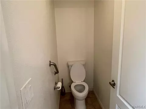 Bath - 3910 E Snavely Ln, Kingman, AZ 86409 photo 2 of 6