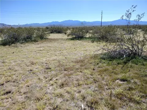33033273 S Tombstone Trl, Golden Valley, AZ 86413