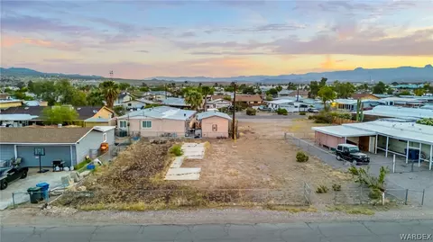 895 Sandy Beach Dr, Bullhead City, AZ 86442