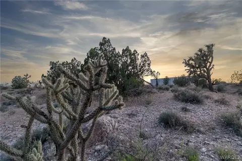 013 S Well Rd, Yucca, AZ 86438