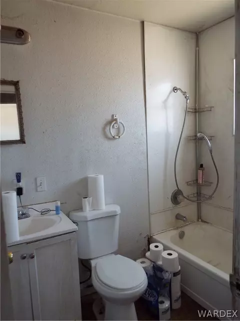 Bath - 3535 E Cardinal Ln, Kingman, AZ 86409 photo 1 of 3