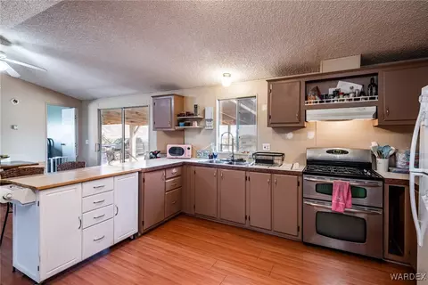 Kitchen - 11805 E Cholla Tree Ln, Kingman, AZ 86401 photo 3 of 5