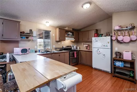 Kitchen - 11805 E Cholla Tree Ln, Kingman, AZ 86401 photo 5 of 5
