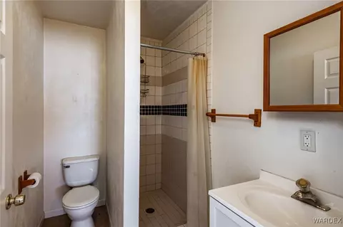Bath - 11805 E Cholla Tree Ln, Kingman, AZ 86401 photo 1 of 5