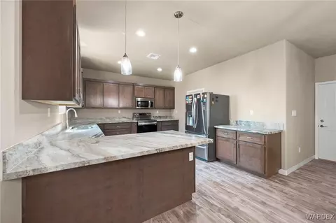7122 W Mars Dr, Golden Valley, AZ 86413