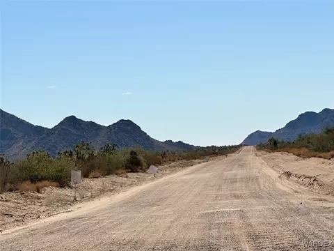 000 E Shadow Ridge Dr, Yucca, AZ 86438