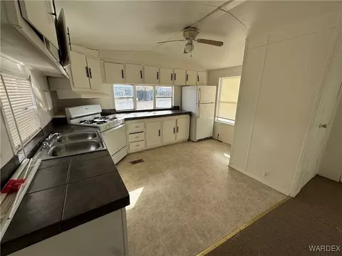 645 E Beverly Ave, Kingman, AZ 86409 photo 3