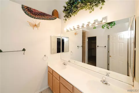 Bath - 1208 E Cactus Valley Dr, Kingman, AZ 86409 photo 1 of 4