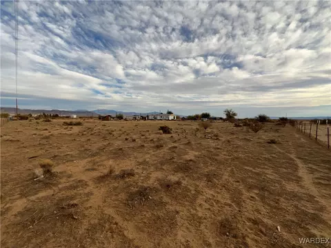 961 S Lochiel Rd, Golden Valley, AZ 86413