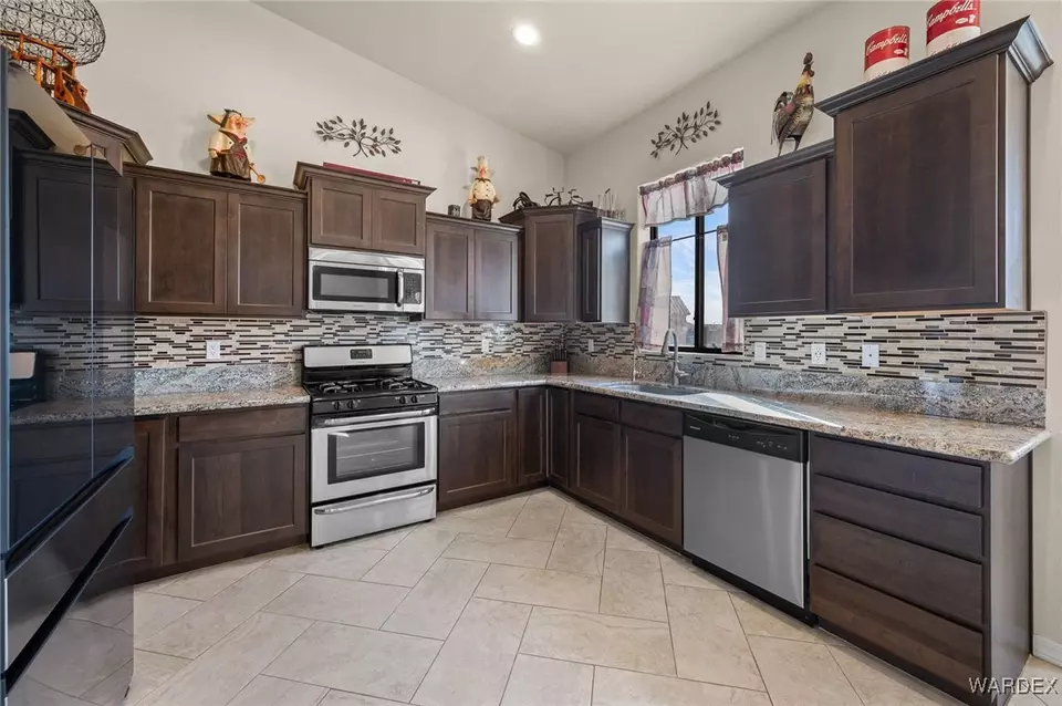 Kitchen - 2591 Montano Ridge Dr, Bullhead City, AZ 86442 photo 4 of 5