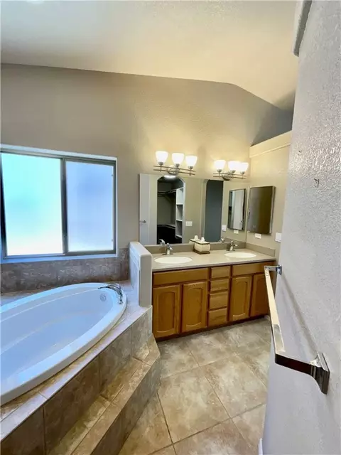 Bath - 3796 E Suffock Ave, Kingman, AZ 86409 photo 3 of 4