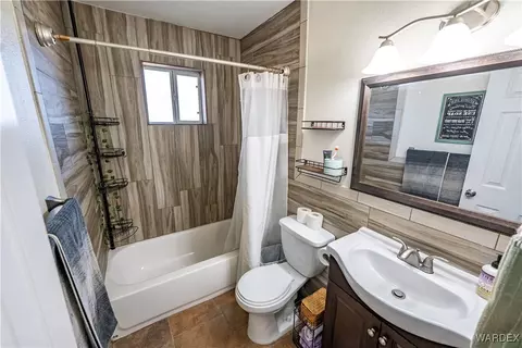 Bath - 2475 E Hearne Ave, Kingman, AZ 86409 photo 3 of 3