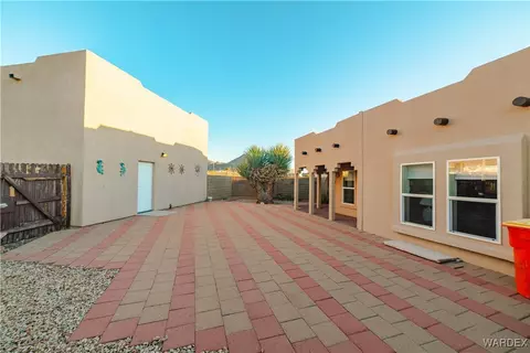 4655 N Smoketree Rd, Golden Valley, AZ 86413