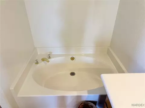 Bath - 2176 E Cactus Wren Rd, Kingman, AZ 86409 photo 2 of 5