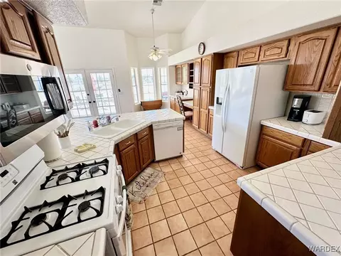 Kitchen - 2176 E Cactus Wren Rd, Kingman, AZ 86409 photo 5 of 7