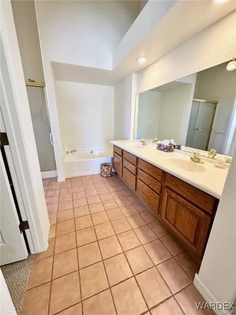 Bath - 2176 E Cactus Wren Rd, Kingman, AZ 86409 photo 1 of 5